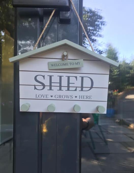 The Shed . A Cosy, Peaceful, 96% Recycled, Chalet. Swansea Dış mekan fotoğraf