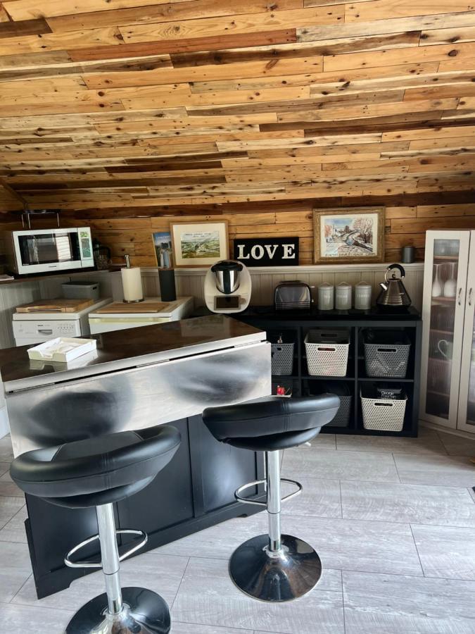 The Shed . A Cosy, Peaceful, 96% Recycled, Chalet. Swansea Dış mekan fotoğraf
